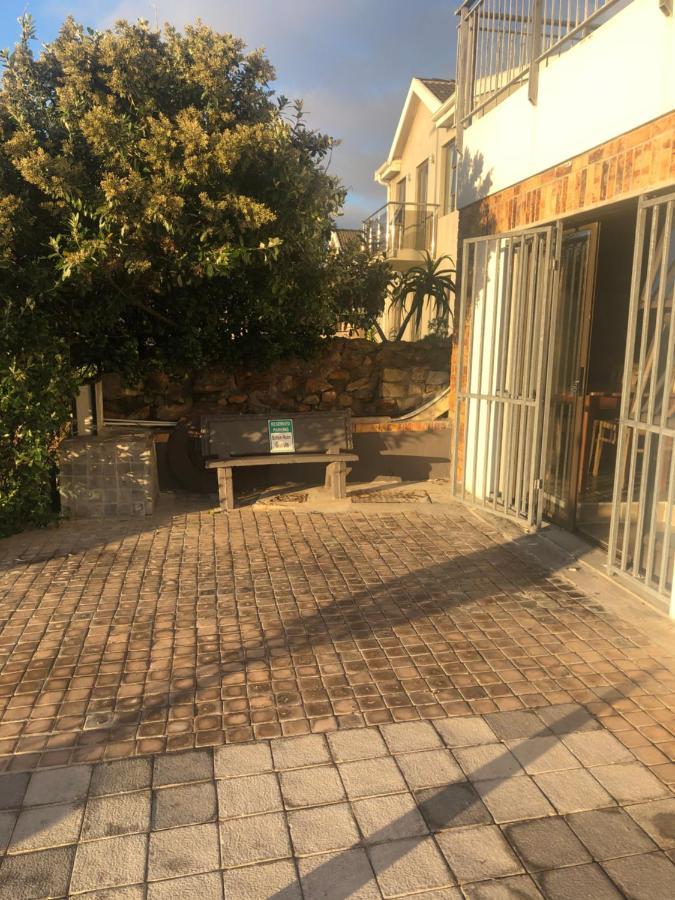 Ollava Guesthouse Simonʼs Town Dış mekan fotoğraf
